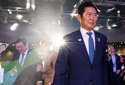 더불어민주당 정청래 신임 당대표가 2일 고양 킨텍스에서 열린 전국당원대회에서 당대표직 수락연설을 하기 위해 무대에 오르고 있다. [연합]