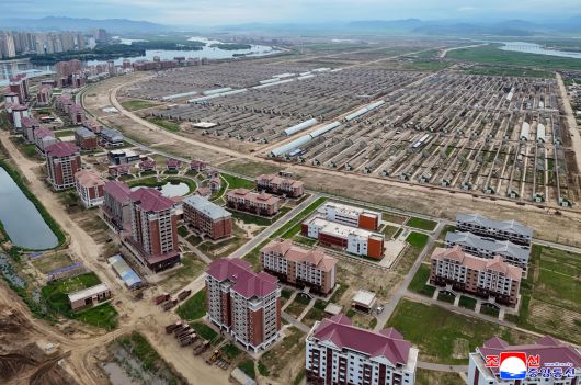 김정은 북한 국무위원장이 지난 1일 위화도온실종합농장 건설장과 신의주시, 의주군의 섬지구 영구화 제방공사장을 현지지도 했다고 조선중앙통신이 2일 보도했다. [연합]