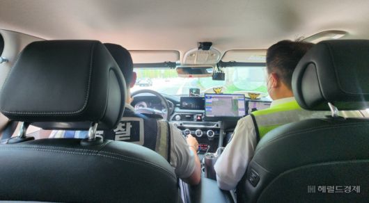 서울경찰청 도시고속도로순찰대 소속 김형곤 반장과 최원조 경사가 버스전용차로 위반 차량을 단속하고 있다. 이영기 기자.