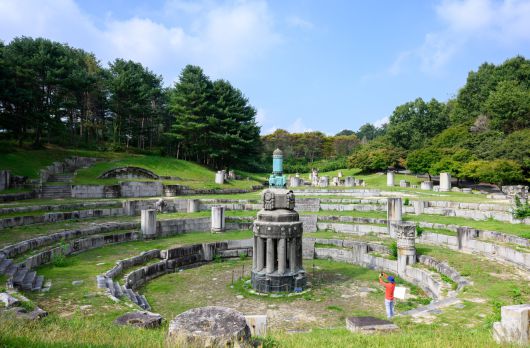 과거, 일본 관광객이 서울 한복판에서 시시덕거리며 뿌듯해 하던 총독부 건물이 “그들의 버르장 머리를 고쳐놓겠다”고 했던 김영삼 전 대통령에 의해 폭파됐다. 그 잔해인 탑 머리는 독립기념관이 지하로 큰 구덩이를 파서 보관해두었다.