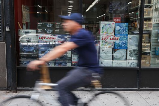 지난 7월 15일(현지시간) 뉴욕시 맨해튼의 한 소매점 진열창에 상품들이 전시되어 있다. [게티이미지]