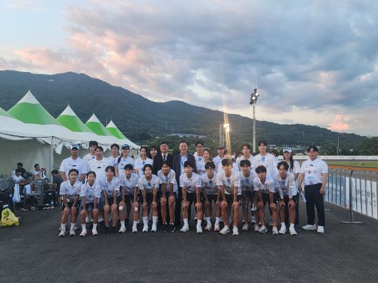 제천에서 열린 ‘제20회 아시아롤러스케이팅선수권대회’에 참여한 선수들이 단체촬영을 하고 있다.  <사진=대한롤러스포츠연맹>