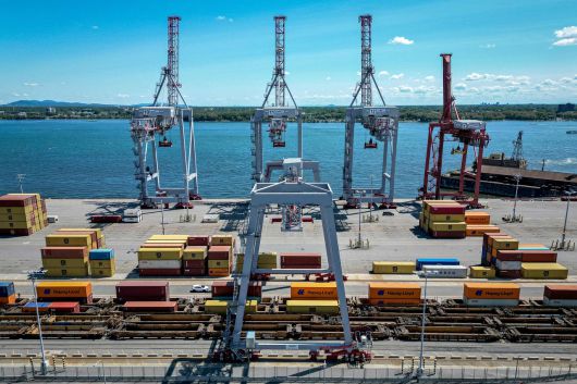 캐나다 퀘벡주 몬트리올 항구에 운송용 컨테이너들이 쌓여 있는 모습.[AFP]