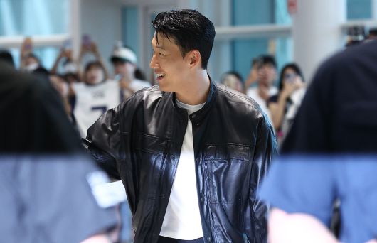 토트넘과의 결별 소식을 전한 손흥민이 5일 인천 영종도 인천국제공항 2터미널 출국장으로 향하고 있다. 손흥민은 미국프로축구(MLS) 로스앤젤레스FC(LAFC) 입단이 유력한 것으로 알려졌다. [연합]