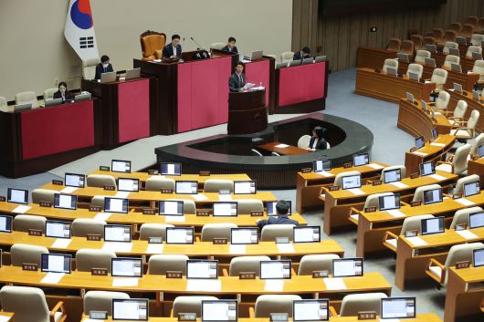 5일 국회 본회의에서 노종면 더불어민주당 의원이 방송법 일부개정법률안 관련 무제한 토론(필리버스터)을 이어가고 있다. [연합]