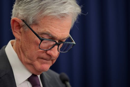 제롬 파월 연방준비제도(Fed·연준) 의장이 지난 30일 워싱턴 DC에서 열린 연준 정기 연방공개시장위원회 회의 후 가진 기자회견에서 잠시 고개를 떨구고 있다. [AFP]