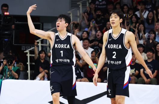 이현중이 지난달 열린 남자농구 국가대표 평가전 일본전에서 득점에 성공한 뒤 관중의 함성을 유도하고 있다. [연합]