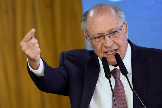 제라우두 아우키밍 브라질 부통령 겸 산업통상부 장관이 지난달 28일(현지시간) 브라질리아 플라날토 궁전에서 열린 보완 법안 “아크레디타 익스포트카오” 서명식에서 연설하고 있다. [로이터]