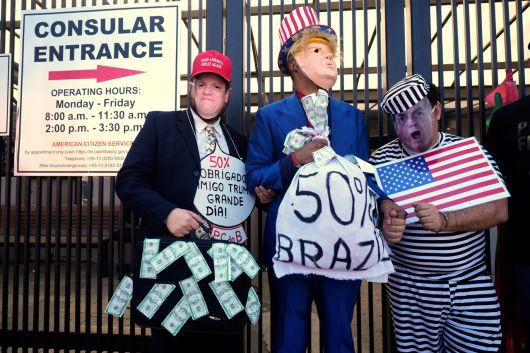 지난 1일(현지시간) 브라질 상파울루 주재 미국 영사관 앞에서 시위대가 브라질산 제품에 대한 미국의 50% 관세에 항의하며 시위를 벌이고 있다.{AP]