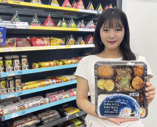 GS25가 국가보훈부, KB국민카드와 손잡고 ‘광복 80주년 도시락’ 캠페인을 전개한다. 모델이 6일 ‘광복 80주년 도시락’을 들고 포즈를 취하고 있다. [GS리테일 제공]