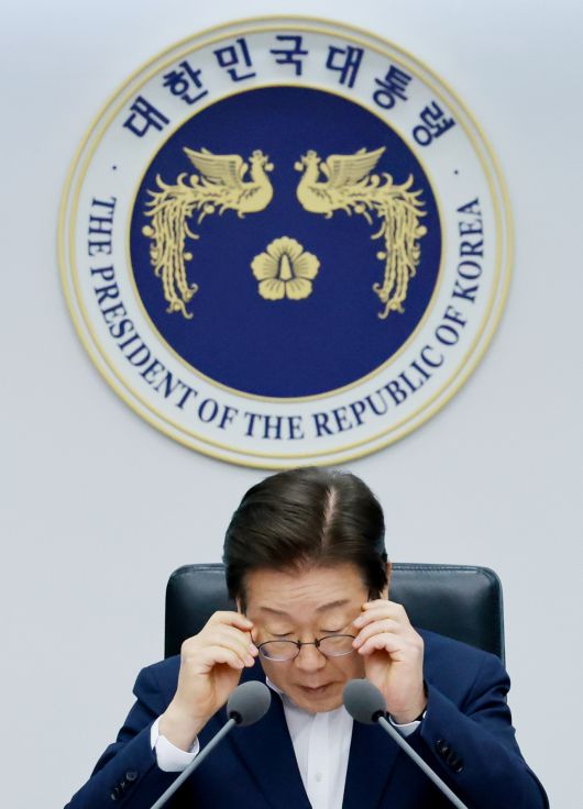 이재명 대통령이 30일 서울 용산 대통령실 청사에서 열린 비상경제점검 태스크포스(TF) 3차 회의를 시작하며 안경을 바꿔 쓰고 있다. [연합]
