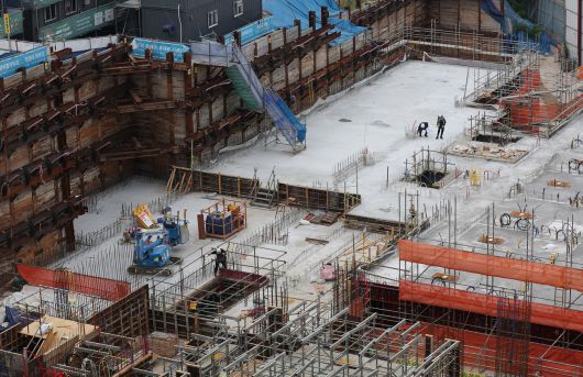 서울 시내 한 건설 현장에서 작업자들이 작업을 하는 모습. [연합]