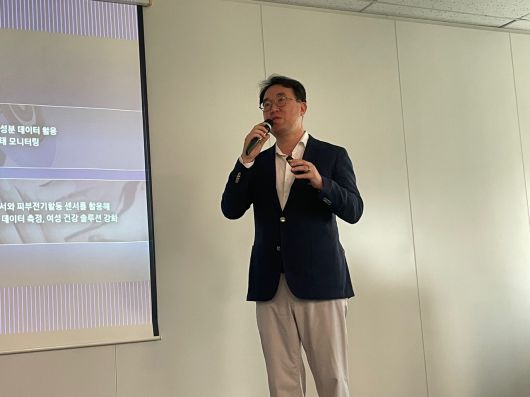 최종민 삼성전자 MX사업부 헬스 하드웨어 개발그룹 상무가 7일 서울 중구 태평로 삼성전자 기자실에서 열린 브리핑에서 웨어러블 센서 기술을 소개하고 있다. [차민주 기자]