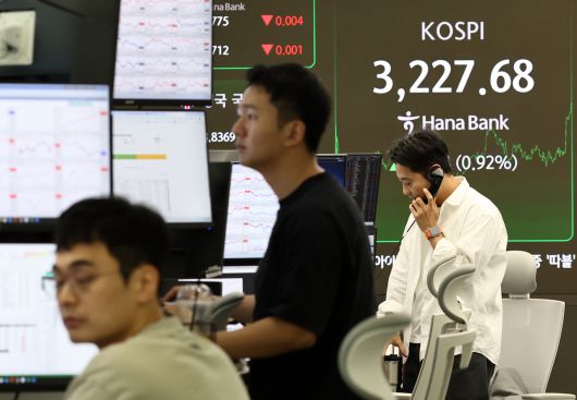 코스피가 29.54p(0.92%) 오른 3227.68에 장을 종료한 지난 7일 서울 하나은행 본점 딜링룸에서 딜러들이 업무를 보고 있다. [연합]