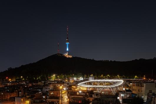용산 신흥시장에 설치된 가설건축물 클라우드. 비닐풍선에 시장이 둘러쌓인 느낌을 준다. 사진은 야간의 풍경. [서울시 제공]