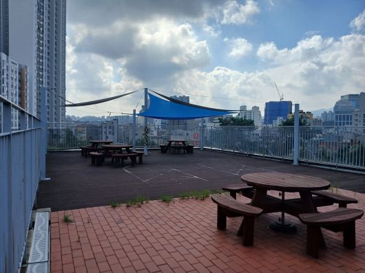 옥상을 휴게공간으로 만든 신흥중학교. 최초 준공 때는 조경을 위한 공간이었지만 사용자의 참여에 따라 공간이 변화할 수 있음을 보여주는 사례라고 설계자인  설계자인 이현우 건축가는 설명했다. 김희량 기자