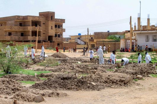수단 하르툼 남부 교외 알아자리(al-Azhari)에서 내전으로 희생된 이들의 시신을 재매장하는 적십자 대원들 [AFP]