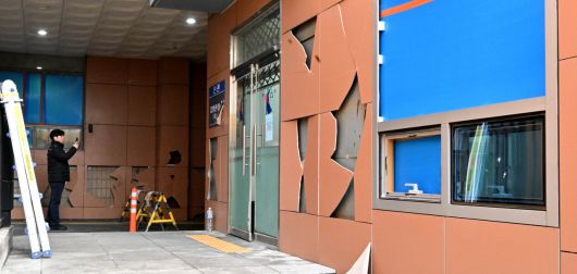 폭동으로 파손된 서울서부지방법원 건물 외벽 [임세준 기자]