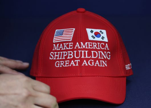 대통령실이 3일 공개한 ‘마스가’(MASGA·Make American Shipbuilding Great Again) 모자. ‘마스가’는 이번 한미관세협상 때 조선 분야 협력 내용을 압축적으로 전달하기 위해 산업통상자원부가 만든 슬로건이다. [연합]