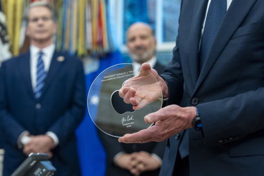 팀 쿡 애플 CEO가 지난 6일(현지시간) 미국 워싱턴 백악관 집무실에서 도널드 트럼프 대통령에게 증정한 선물 [AP]