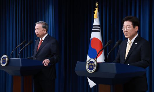 이재명 대통령이 11일 서울 용산 대통령실 청사에서 열린 한·베트남 공동언론발표에서 발언하고 있다. [연합]