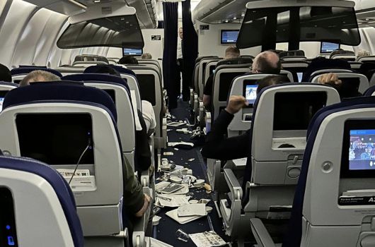 심한 난기류를 겪고 난 후 아수라장이 된 미 텍사스 오스틴발 독일 프랑크푸르트행 루프트한자 여객기 기내의 모습.[AP]