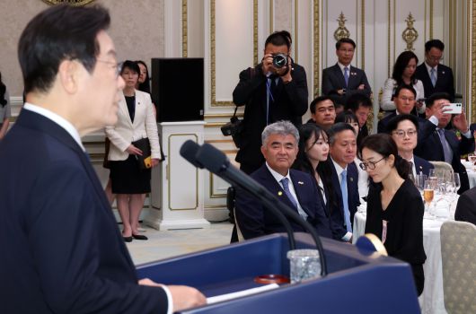 (서울=연합뉴스) 한상균 기자 = 정원주 대우건설 회장이 11일 청와대 영빈관에서 열린 한·베트남 공식 만찬에서 이재명 대통령의 발언을 듣고 있다. 2025.8.11 xyz@yna.co.kr