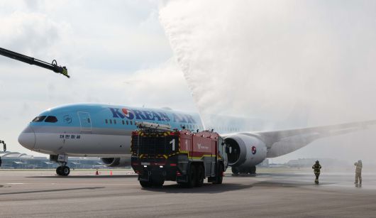 지난 5일 인천국제공항 제1터미널에서 제2활주로 운영 재개를 앞두고 이학재 인천국제공항공사 사장, 권혁진 서울지방항공청장 등 유관기관 관계자들이 합동점검에 나선 가운데 인천공항 소방대가 비상대응훈련을 하고 있다. [연합]