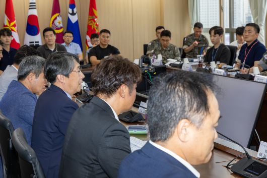 KT와 국방부, 한국지능정보사회진흥원(NIA) 주요 관계자가 참석해 사업 착수보고회를 진행하는 모습. [KT 제공]