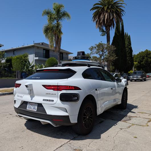 2024년 11월 12일부터 미국 로스앤젤레스 에서는 출시된 구글의 5세대 자율주행 기술과 AI 기능을 탑재한 웨이모 무인 로보택시 서비스 (robotaxi service) 자율주행차가 운전자 없이 도착해서 손님을 기다리고 있다. 2009년에 시작한 자율주행 기술이 미국 대도시에서는 실생활에서 쓰여지고 있다. 사진: @강형원 촬영