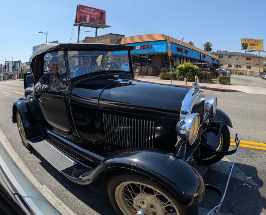 1929년 포드 모델 A 자동차가 로스엔젤레스에서 도로를 주행하고 있다. 캘리포니아에서는 25년 이상된 차량들은 골동품 차량 (antique vehicle) 자격신청을 할 수 있다. 자동차가 배출하는 공기 오염은 크게는 4가지가  있다. 연료탱크에서 증발 하는 연료, 엔진에서 연료와 공기를 섞은 과정 에서 배출되는 오염된 공기, 엔진 내부에서 생성 되는 오염된 공기 그리고 배기 파이프를 통해서 쏟아져 나오는 해독 가스, 연기와 미세먼지. 골동품 차량은 1976년 이후 의무화된 엄격한 매연 배출 방지 시스템에서부터 자유롭다.  사진: @강형원 촬영