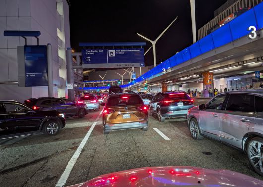 자동차 운행에서 가장 큰 변수는 많은 운전자들의 독단적인 판단과 운전행위이다. 로스앤젤레스 국제공항 (LAX) 에 끊임없이 모여드는 운전자들의 환경은 웨이모 무인로보택시 서비스 (robotaxi service) 자율주행 차량들이 출입금지된 구역이다. 사진: @강형원 촬영