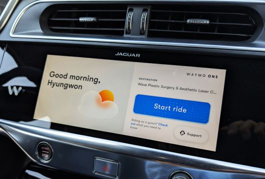 웨이모 무인로보택시 서비스 (robotaxi service) 5세대 자율주행 자동차에는 운전자는 없지만, 출발은 승객이 주행시작 (start ride) 화면의 버튼을 터치하면서 자율주행이 시작된다.  사진: @강형원 촬영