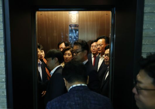 송언석 비상대책위원장 겸 원내대표를 비롯한 국민의힘 의원들이 13일 서울 여의도 국민의힘 당사에서 당사 압수수색과 관련해 입장을 밝힌 뒤 승강기에 오르고 있다. [연합]