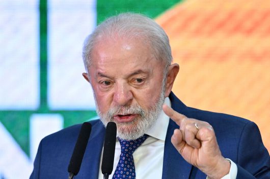 루이스 이나시우 룰라 다시우바 브라질 대통령이 지난 13일(현지시간) 브라질리아 플라날토 궁전에서 미국 정부의 브라질 제품 수입 관세 최대 50% 인상이 경제에 미치는 영향을 완화하기 위한 조치를 담은 법령 서명식에서 제스처를 취하고 있다. [AFP]