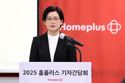 조주연 홈플러스 공동대표가 지난 3월 14일 서울 강서구 홈플러스 본사에서 기업회생절차 돌입 이후 첫 기자간담회를 개최해 최근 불거진 논란들에 대한 입장을 밝히고 있다. 이상섭 기자