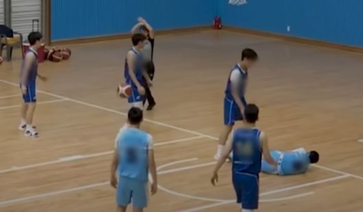 한국중고등학교 농구연맹이 주최한 ‘2025 한국중고농구 주말리그 왕중왕전’에서 리바운드 경합 중 폭행을 당한 뒤 쓰러져 있는 선수 [온라인 커뮤니티]