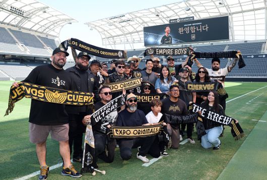 손흥민(가운데)이 MLS에서 가장 열정적인 서포터스 중 하나인 LAFC의 3252 서포터스와 포즈를 취한 모습  [게티이미지]