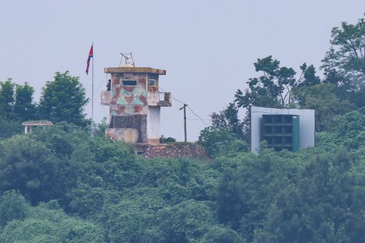 우리 군의 대북 확성기 철거에 북한이 호응하며 전방 일부 지역에서 대남 확성기 철거가 시작된 가운데 11일 경기도 파주시 접경지역에서 바라본 북한군 초소 옆에 대남 확성기가 설치돼 있다. [연합]
