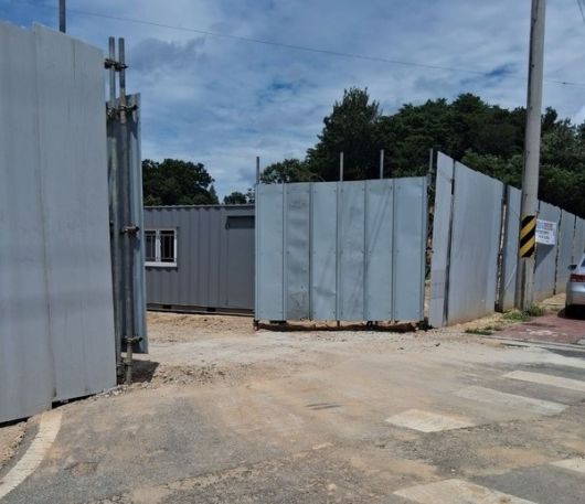 공사현장에 컨테이너 2동도 규정을 어겨가며 불법사용되고 있다[독자제공]