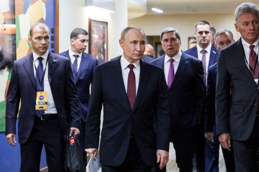 푸틴 러시아 대통령이 지난 15일 알래스카에 도착해 보좌진들과 협상장으로 이동하고 있다. [타스]