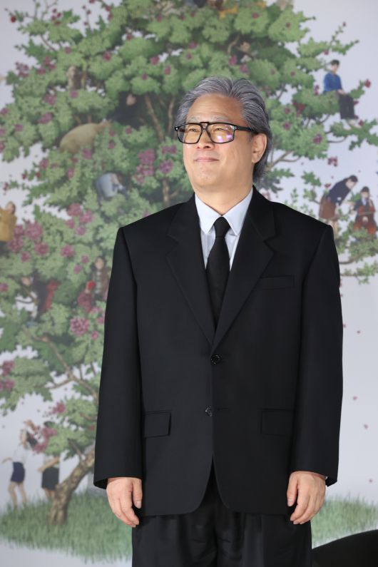 박찬욱 감독이 19일 서울 용산구 CGV 용산아이파크몰에서 열린 영화 ‘어쩔수가없다’ 제작보고회에 입장하고 있다. [연합]