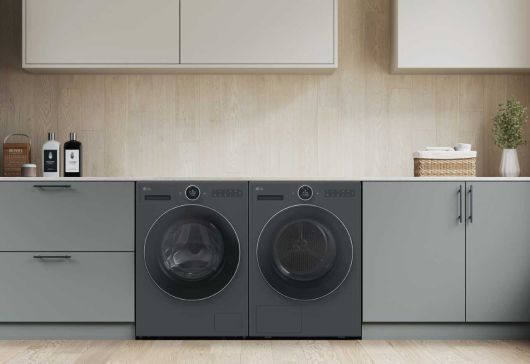 LG전자가 다음달 5일 독일 베를린에서 개막하는 IFA 2025에서 유럽 최고 수준의 에너지 효율과 유럽 고객 맞춤 편의성을 갖춘 가전 신제품을 선보인다. LG전자 세탁기 및 건조기 신제품이 집 안 공간에 조화롭게 배치된 모습 [LG전자 제공]