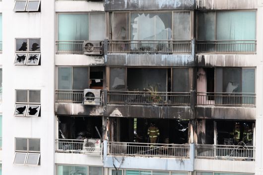 17일 서울 마포구 창전동 한 아파트에서 화재가 발생, 소방대원들이 잔불을 정리하고 있다. [연합]