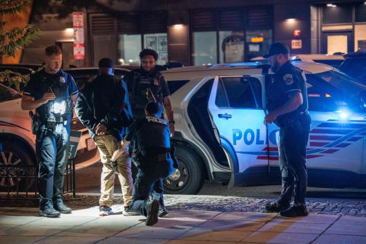 FBI, 비밀경호국, 국토안보수사국, 워싱턴 메트로폴리탄 경찰국(MPD) 소속 요원들이 워싱턴 DC 쇼(Shaw) 지역에서 한 남성을 체포하고 있다. [AFP]