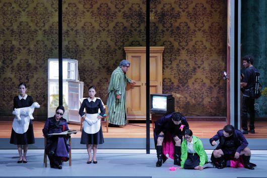 전주세계소리축제에서 초연한 요나 김 연출가의 ‘심청’ 속 장승상댁 부인(왼쪽)은 원전 속 캐릭터를 완전히 뒤집었다.  선글래스를 끼고 발렌시아가 스타일의 콜렉션을 입은 그는 세상의 부조리는 보지 못한 채 파인 아트에만 심취하고 세 아들만 우선인 사람이다. [전주세계소리축제 제공]