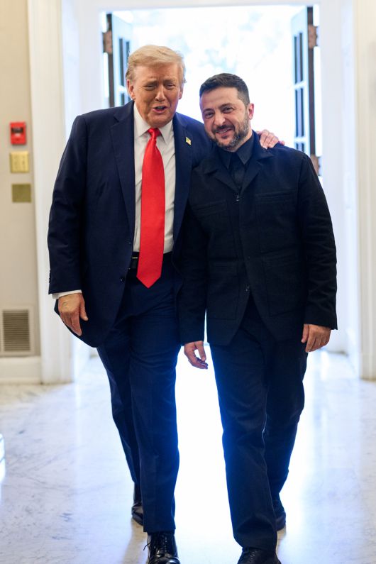 지난 18일(현지시간) 미국 백악관 웨스트윙 로비 입구에서 도널드 트럼프 대통령(왼쪽)이 볼로디미르 젤렌스키 우크라이나 대통령과 어깨 동무를 하며 걷고 있다. [UPI]