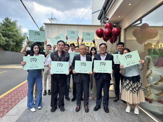 생명중심의 미앤펫(Me&Pet) 캠페인.  반려동물 문화를 사람중심에서 생명중심으로 새롭게 전환하자는 미앤펫캠페인은 반려동물과 함께하는 많은 이들의 호응을 받으며 확산되고 있는 ‘펫 사랑’ 운동이다.