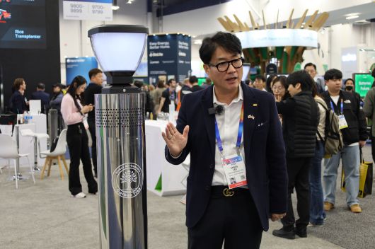 올해초 미국에서 열린 CES에서 이철 로우카본 대표가 자사의 최첨단 솔루션이자, 도시 탄소 포집의 혁신모델인 카본트리 앞에서 관람객들에게 제품에 대해 설명하고 있다.  <사진=로우카본>
