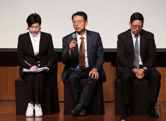 이성훈 한국화랑협회 회장(가운데)와 패트릭 리 프리즈 서울  디렉터(오른쪽)이 19일 서울 중구 신라호텔에서 열린 키아프 서울·프리즈 서울 공동 기자회견에서 질의응답을 하고 있다. [연합]